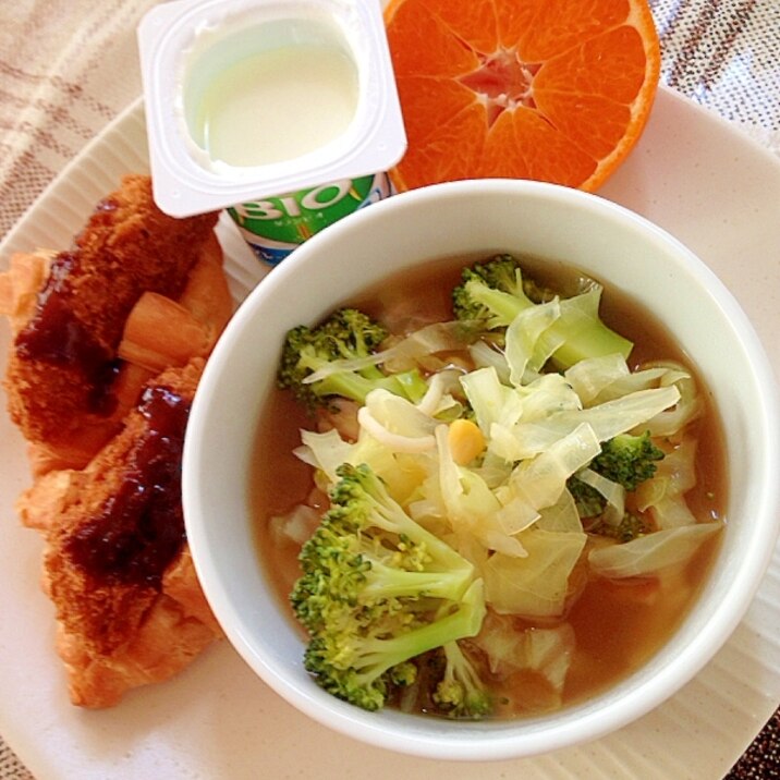 クロワッサンサンドと野菜スープのワンプレート